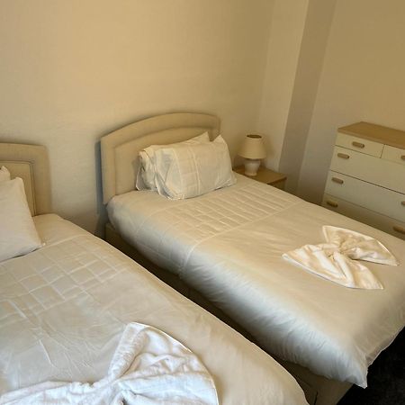Family Home Near Cribbs Causeway And The Wave, Just 2 Minutes From Airbus And Rolls Royce Bristol Exterior foto